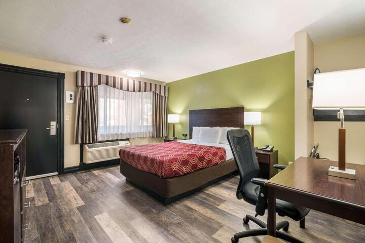 1 Queen Bed (26 of 46)