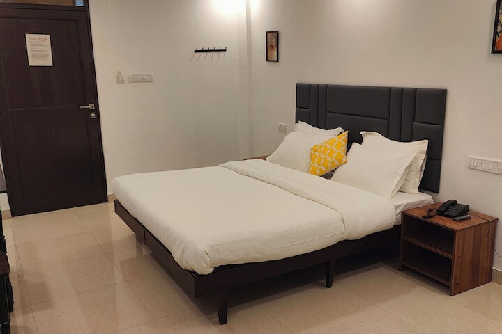 Room 6 of 13