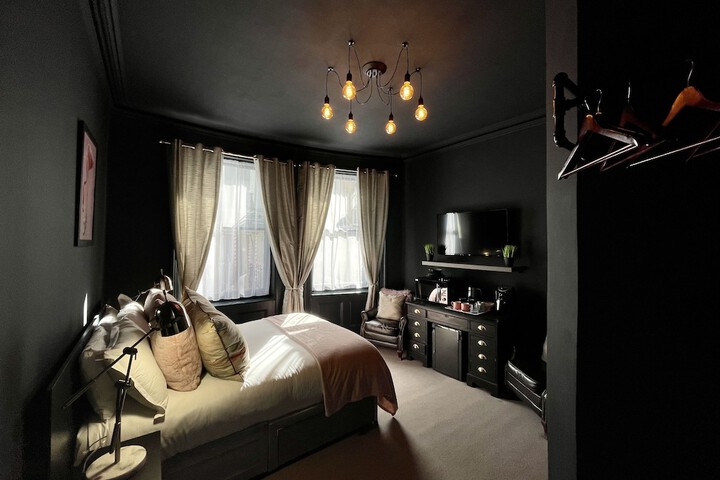 Room 8 of 34