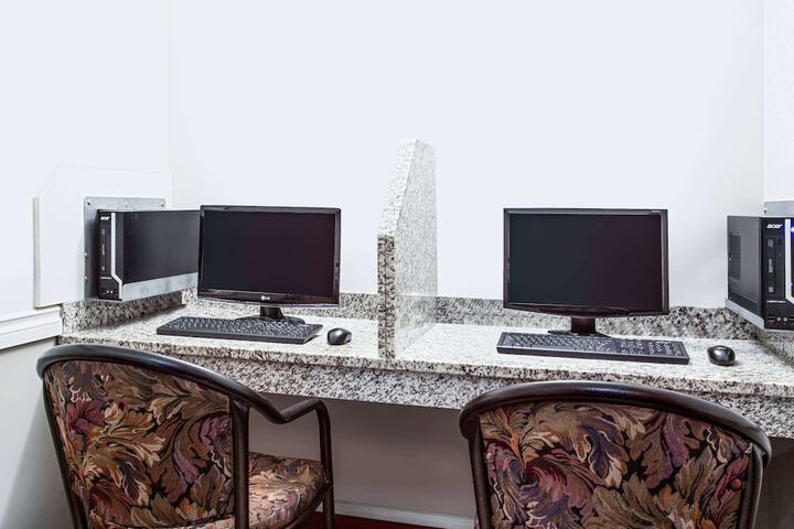 Business Center 31 of 33