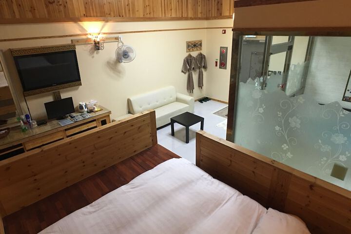 Room 6 of 19