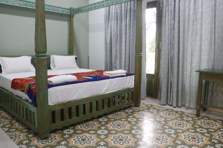 Room 9 of 12
