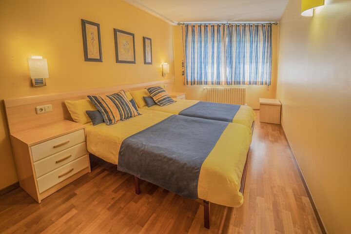 Room 4 of 99