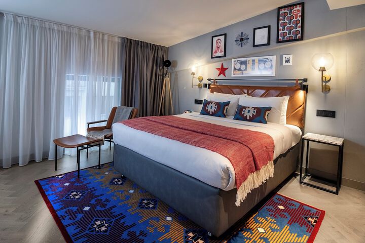 Room 32 of 147