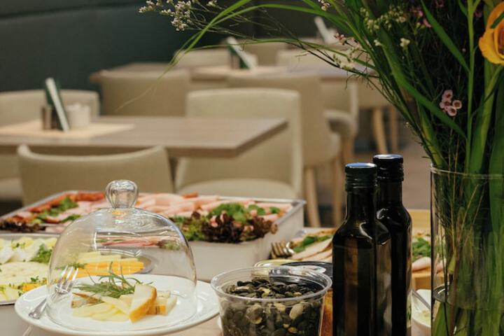 Dining 60 of 92
