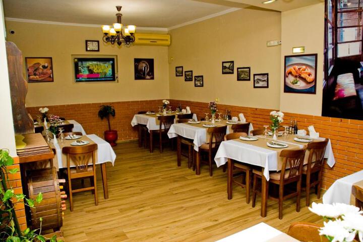 Dining 7 of 23