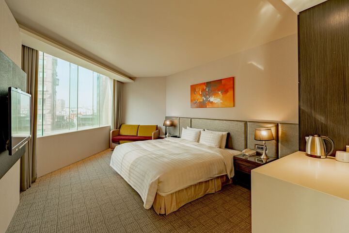 Room 7 of 100