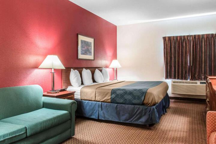1 King Bed (1 of 18)