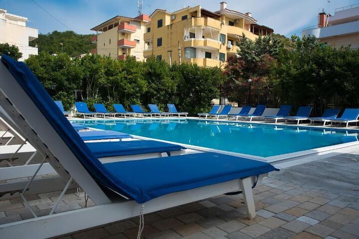 Pool 20 of 34