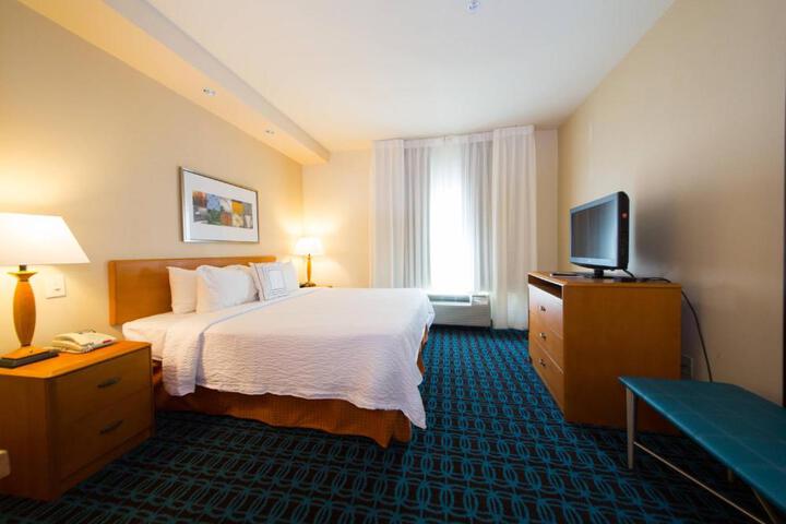 1 King Bed (4 of 9)