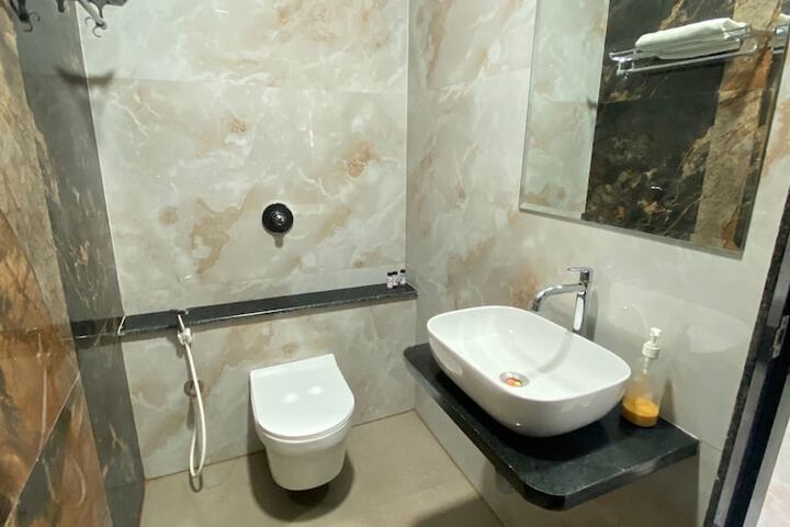 Room 6 of 13