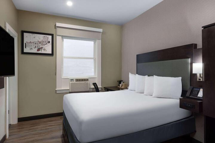 1 Queen Bed (2 of 5)