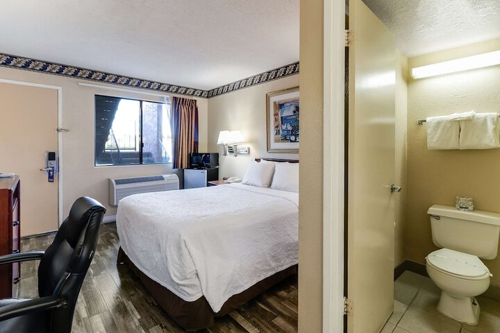 1 Queen Bed (8 of 10)