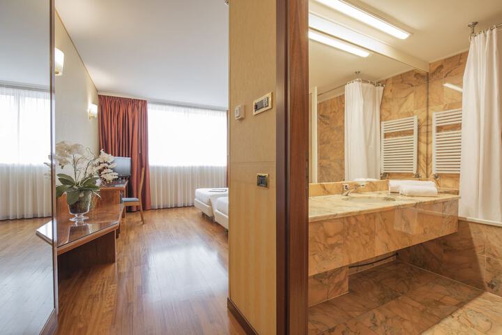 Room 6 of 34