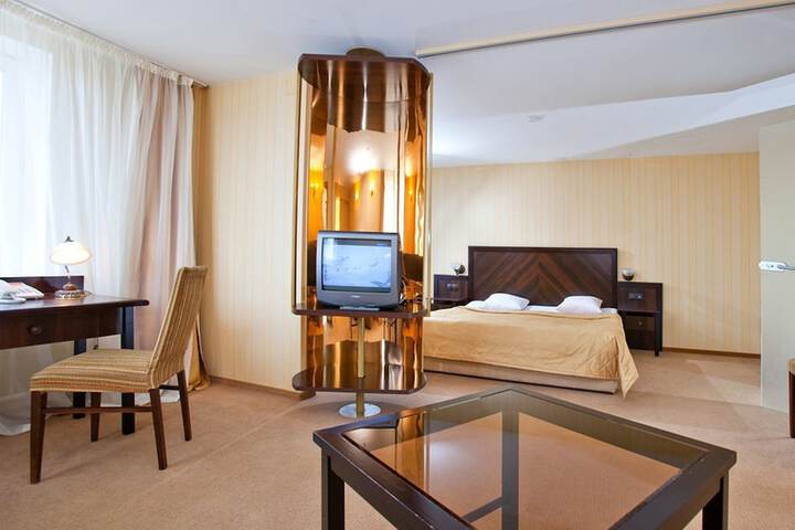 Room 6 of 24