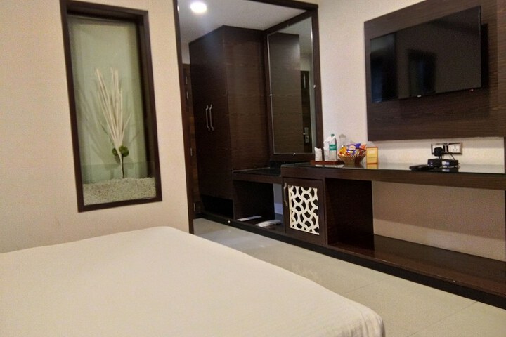 Room 9 of 18