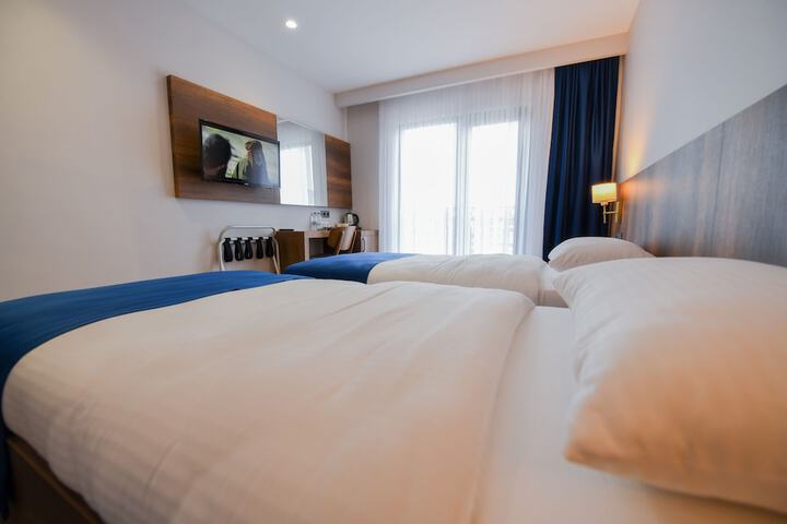 Room 10 of 17