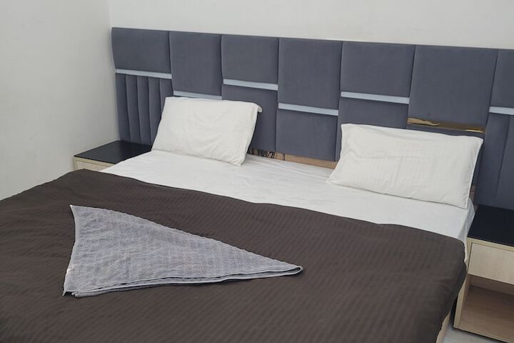 Room 4 of 11