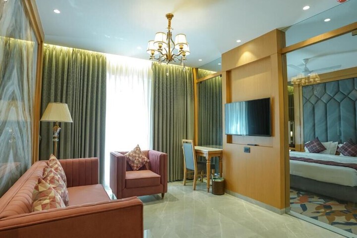 Room 6 of 10