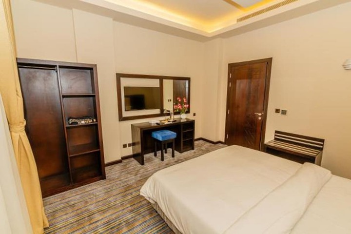 Room 6 of 16
