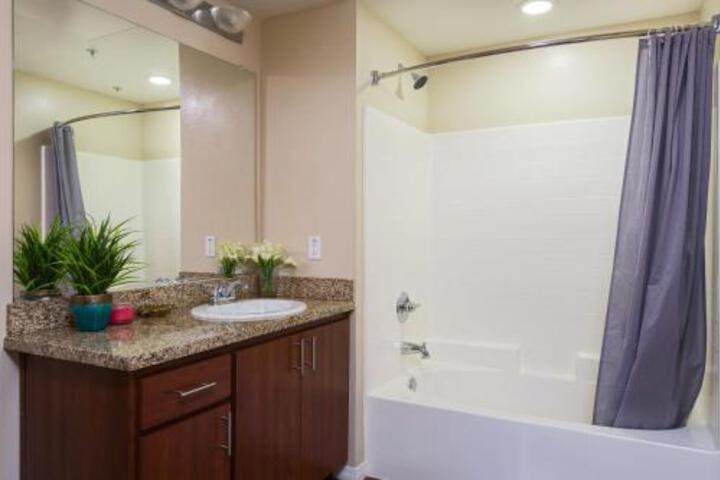 Hollywood Blvd Suite Plus Parking in Los Angeles, CA