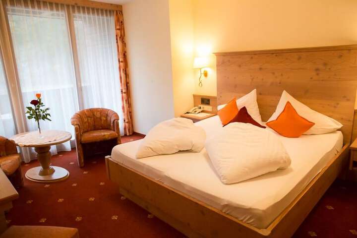 Room 4 of 52