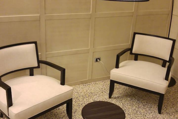 Lounge 66 of 75