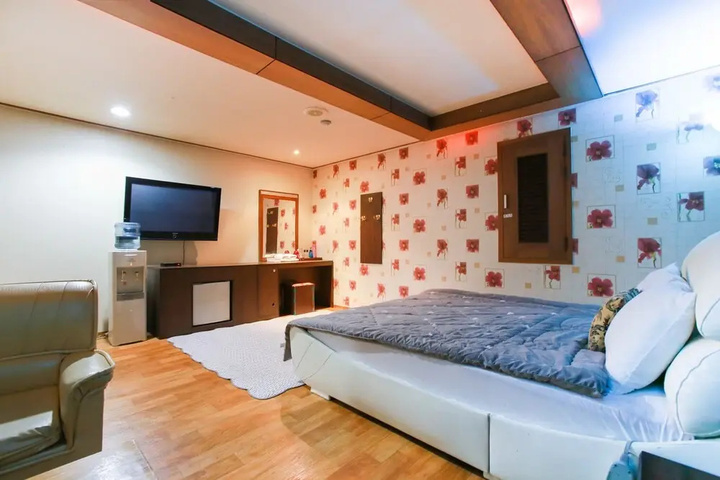 Room 7 of 10