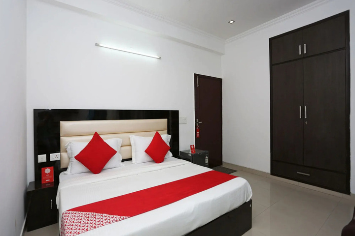 Room 6 of 10