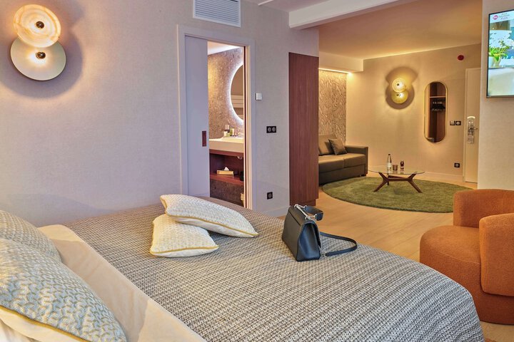 Room 3 of 40