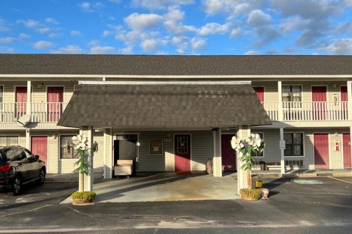 Exterior of magnolia inn