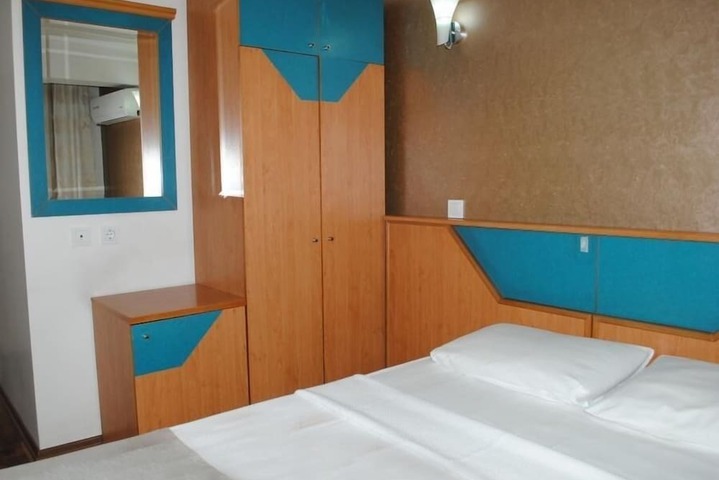 Room 9 of 16