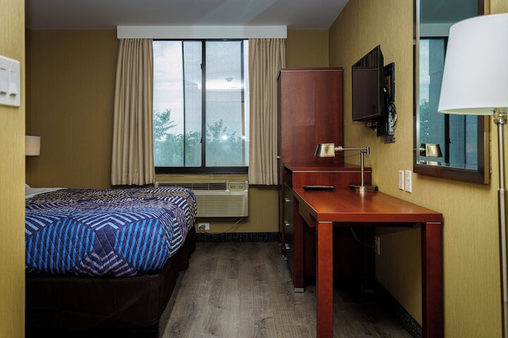 Business Suite King Bed (1 of 7)