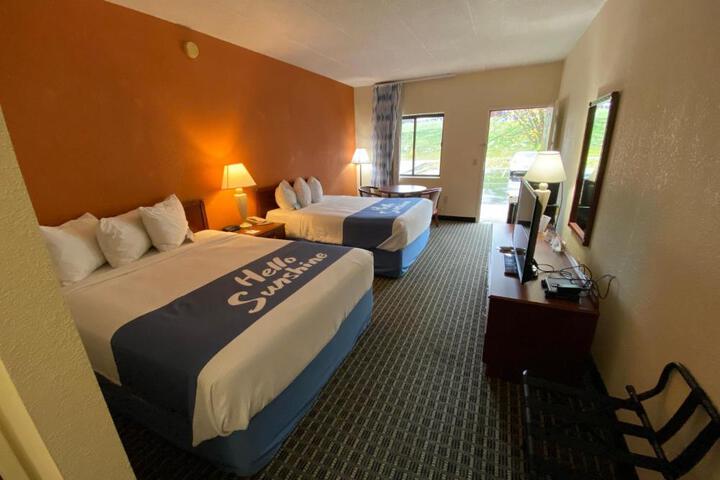 2 Queen Beds (5 of 7)