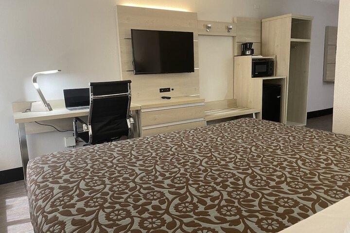 2 Queen Beds (1 of 10)