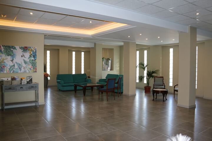 Lobby lounge
