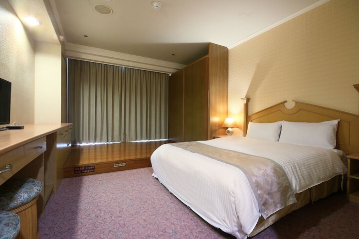 Room 9 of 20