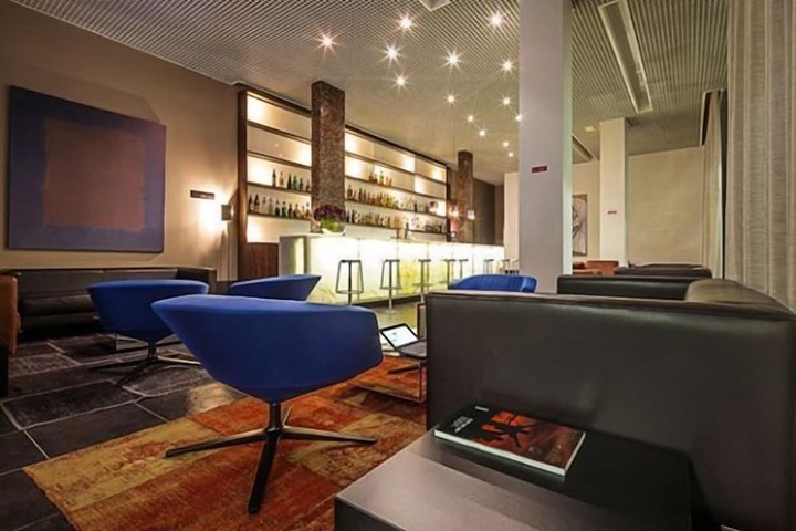 Lounge 22 of 30