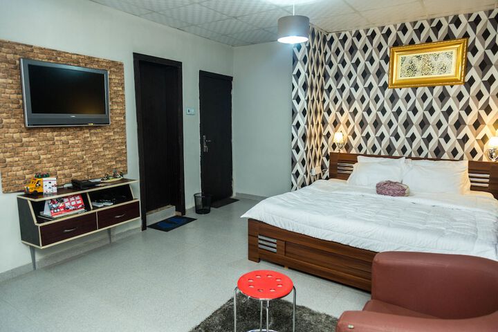 Room 8 of 10