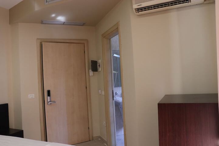 Room 6 of 27
