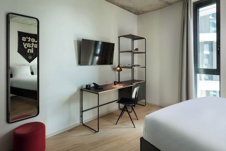 Room 13 of 77
