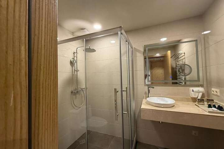Room 5 of 13
