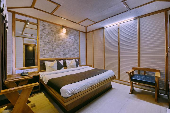 Room 2 of 5