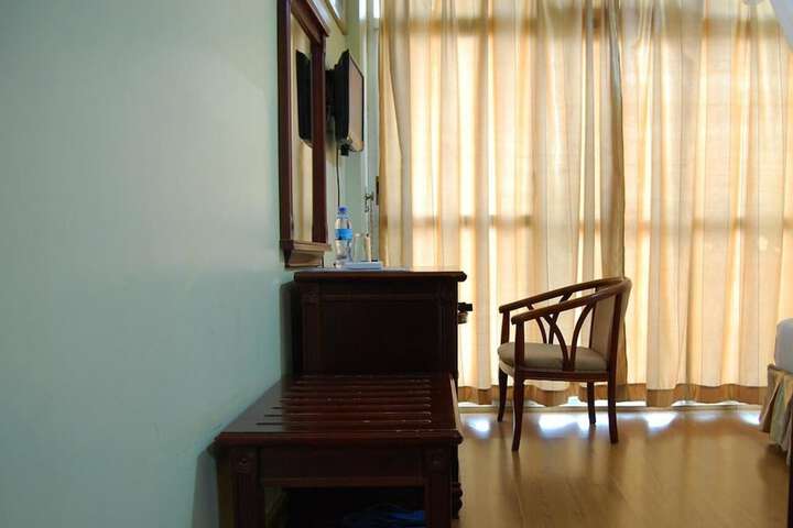 Room 12 of 33