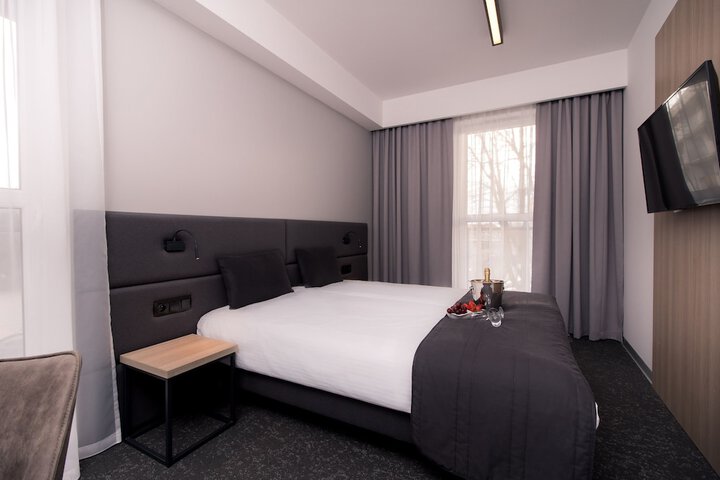 Room 13 of 38