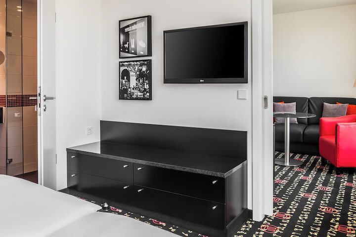 Room 16 of 90