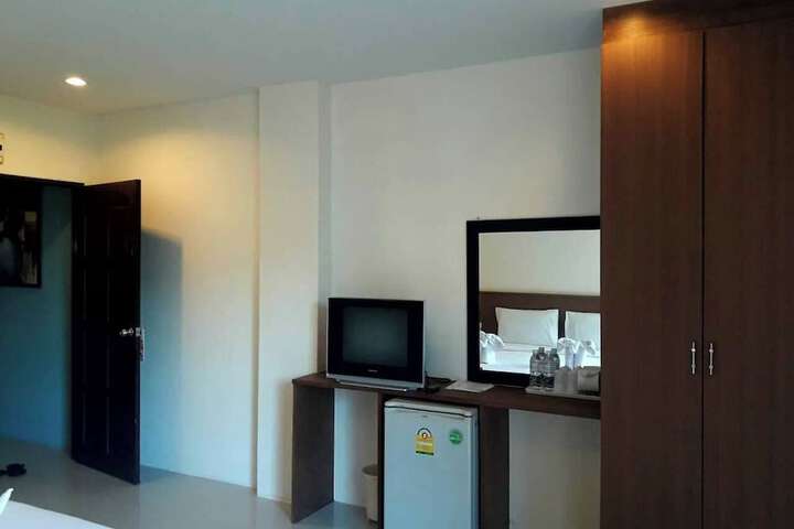 Room 6 of 13