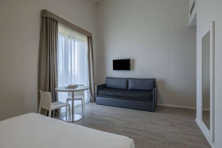 Room 8 of 128
