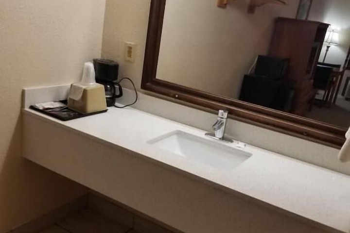 Economy Double Room 2 Bedrooms (3 of 6)