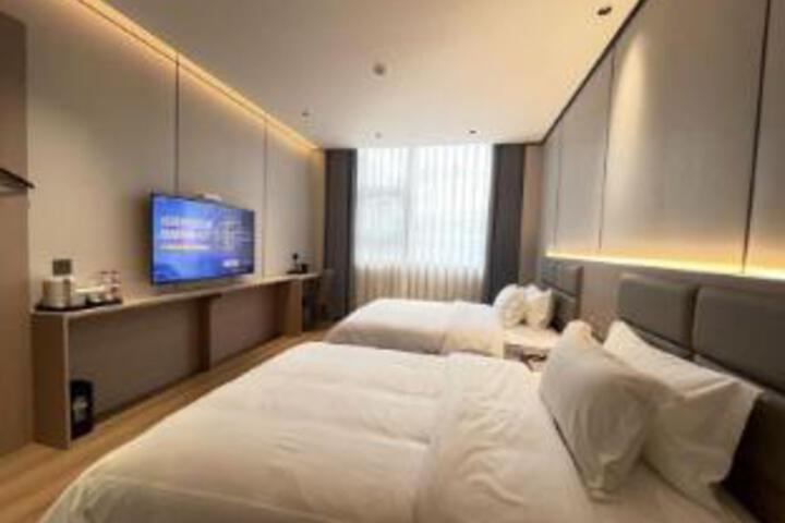 Room 6 of 8